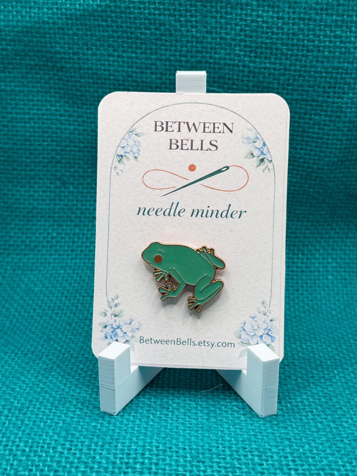 Tree Frog Needle Minder | Cute Frog Magnet | Nature Lover Gift | Woodland Animal Design | Cross Stitch Needle Holder