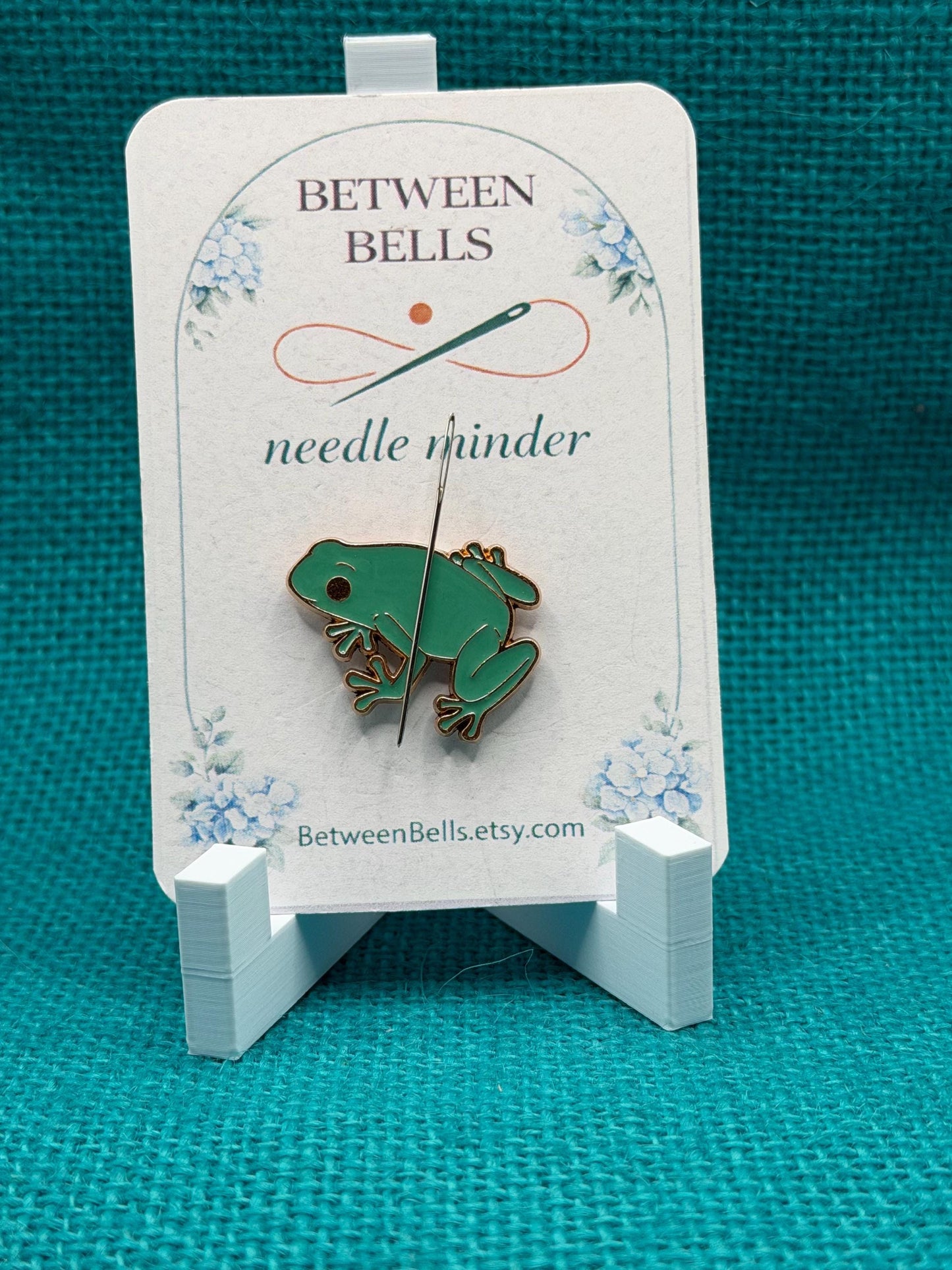 Tree Frog Needle Minder | Cute Frog Magnet | Nature Lover Gift | Woodland Animal Design | Cross Stitch Needle Holder