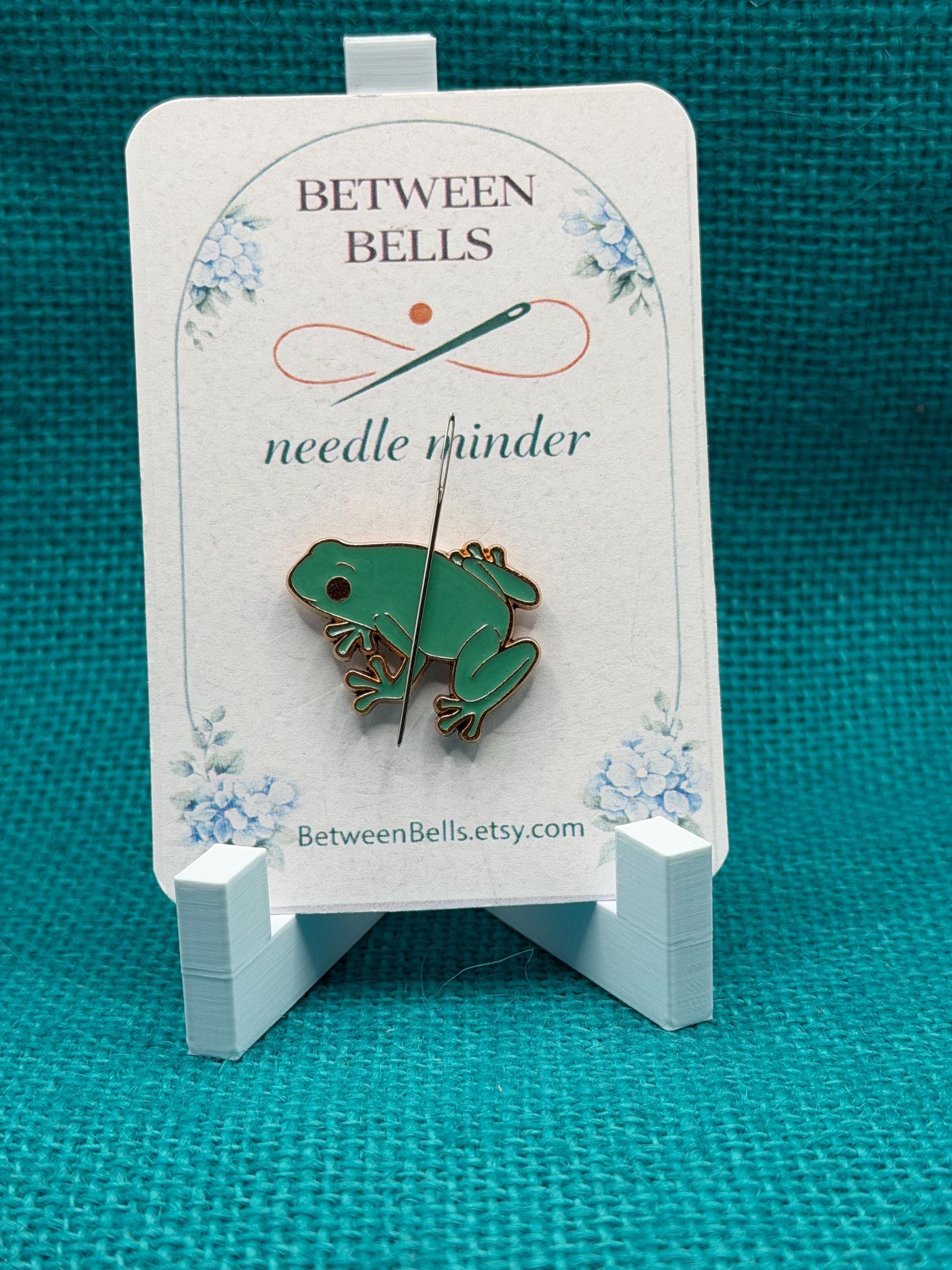 Tree Frog Needle Minder | Cute Frog Magnet | Nature Lover Gift | Woodland Animal Design | Cross Stitch Needle Holder